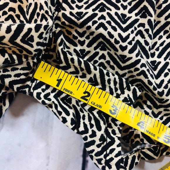 Girl size 14 shorts geometric print - Picture 4 of 8